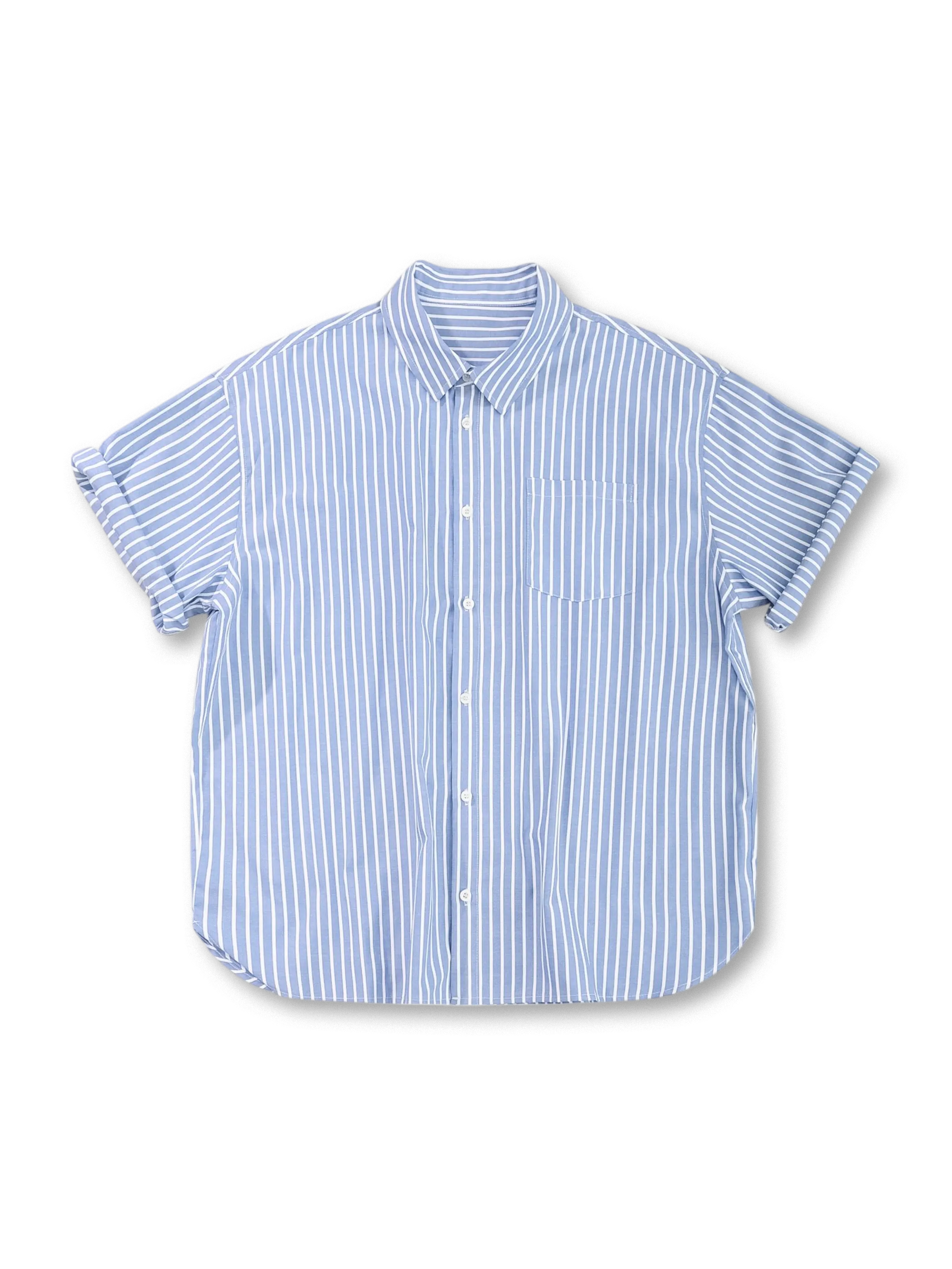 ドロップショルダーとラウンドヘムが特徴の薄手コットンストライプオーバーシャツ