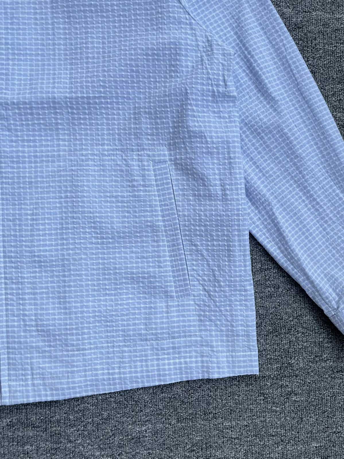 製品画像:Cleanfitシアサッカースタンドカラージャケット全体の外観
詳細画像:袖口ボタンとシアサッカー素材の質感ディテール