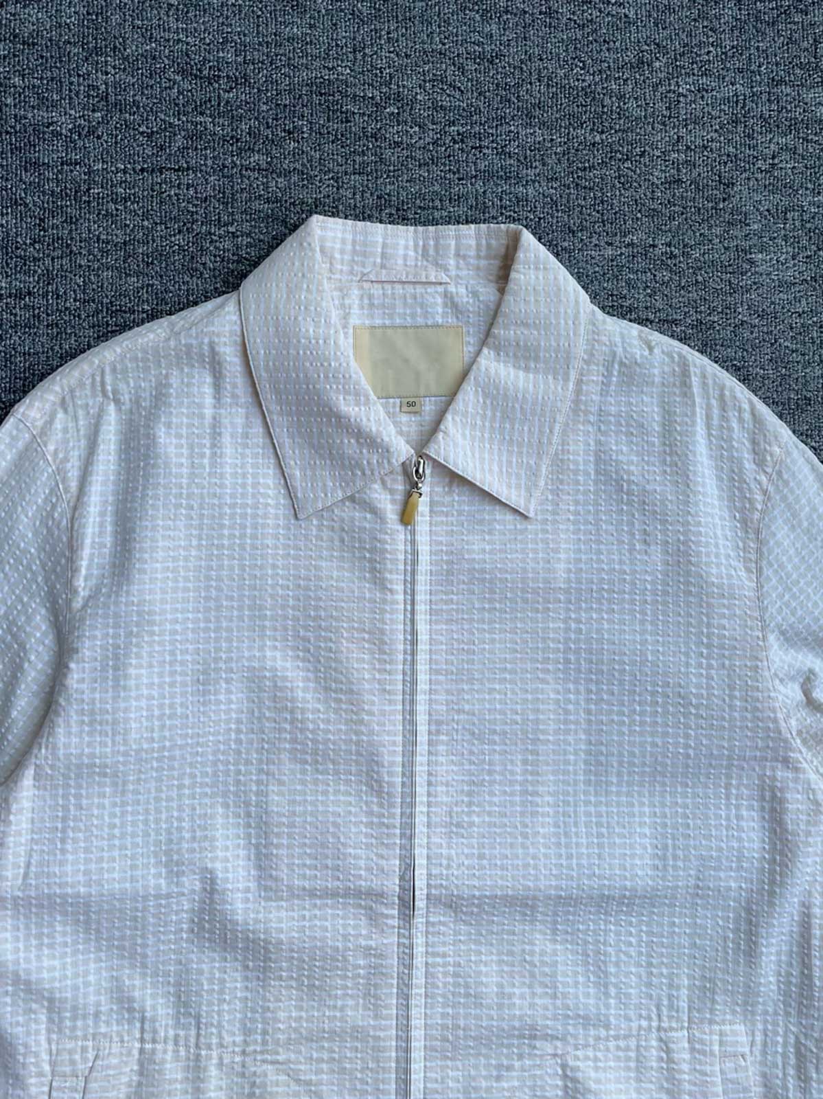 製品画像:Cleanfitシアサッカースタンドカラージャケット全体の外観
詳細画像:袖口ボタンとシアサッカー素材の質感ディテール