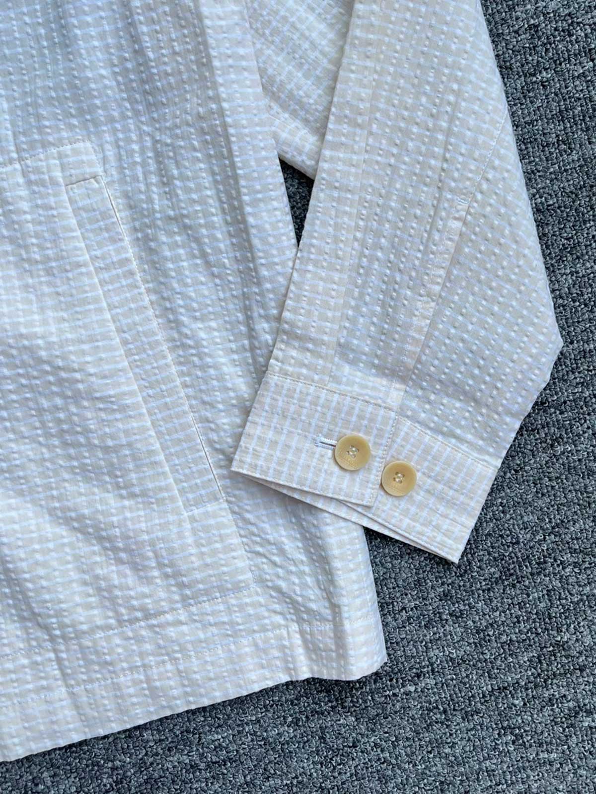 製品画像:Cleanfitシアサッカースタンドカラージャケット全体の外観
詳細画像:袖口ボタンとシアサッカー素材の質感ディテール