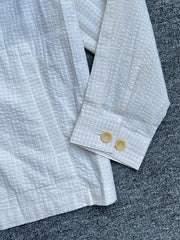 製品画像:Cleanfitシアサッカースタンドカラージャケット全体の外観
詳細画像:袖口ボタンとシアサッカー素材の質感ディテール