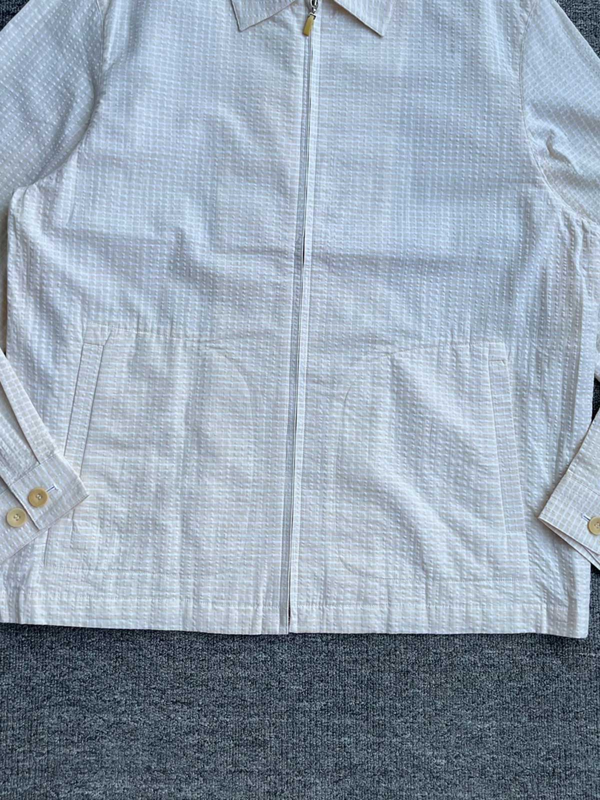 製品画像:Cleanfitシアサッカースタンドカラージャケット全体の外観
詳細画像:袖口ボタンとシアサッカー素材の質感ディテール