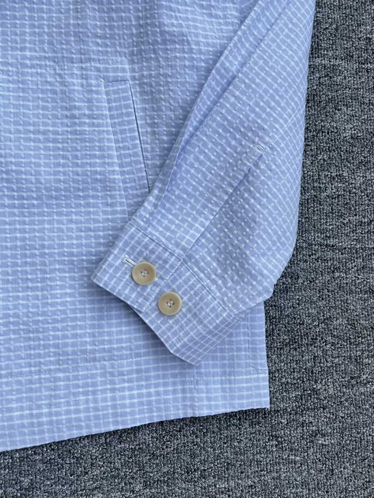 製品画像:Cleanfitシアサッカースタンドカラージャケット全体の外観
詳細画像:袖口ボタンとシアサッカー素材の質感ディテール