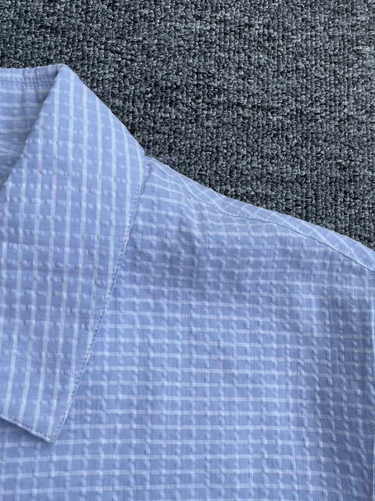 製品画像:Cleanfitシアサッカースタンドカラージャケット全体の外観
詳細画像:袖口ボタンとシアサッカー素材の質感ディテール