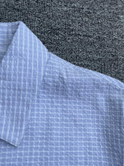 製品画像:Cleanfitシアサッカースタンドカラージャケット全体の外観
詳細画像:袖口ボタンとシアサッカー素材の質感ディテール