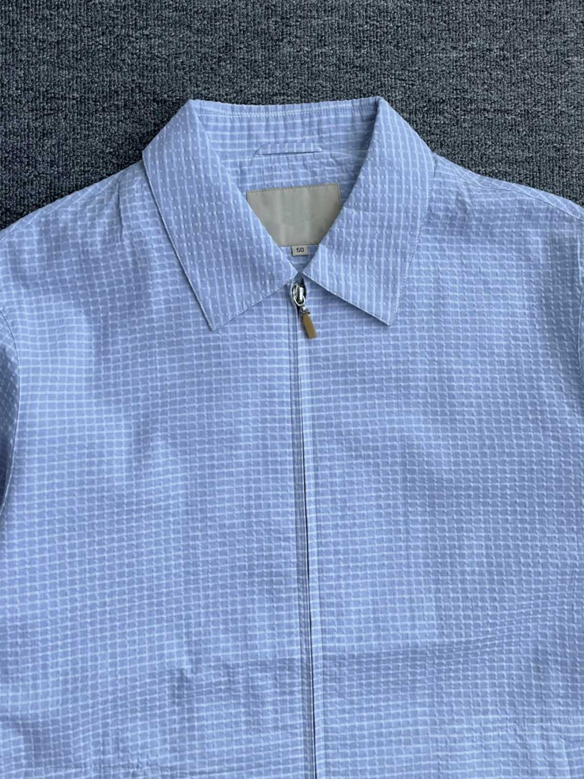 製品画像:Cleanfitシアサッカースタンドカラージャケット全体の外観
詳細画像:袖口ボタンとシアサッカー素材の質感ディテール