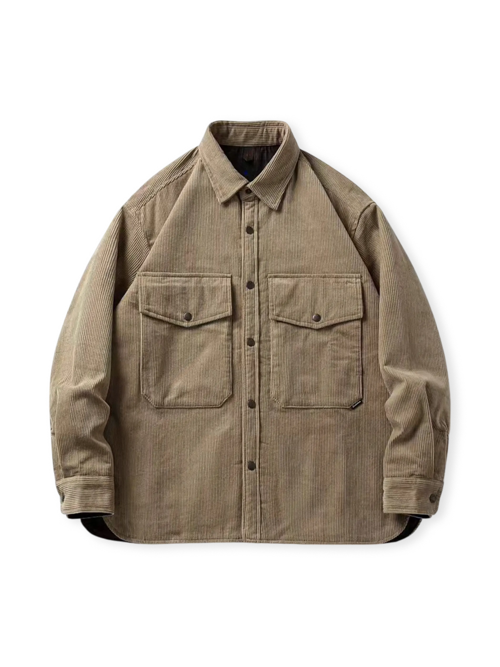 粗目ウェールのコーデュロイ生地を使用したシャツジャケット。フラップポケットと薄手の詰め物が特徴のヴィンテージ風デザイン。