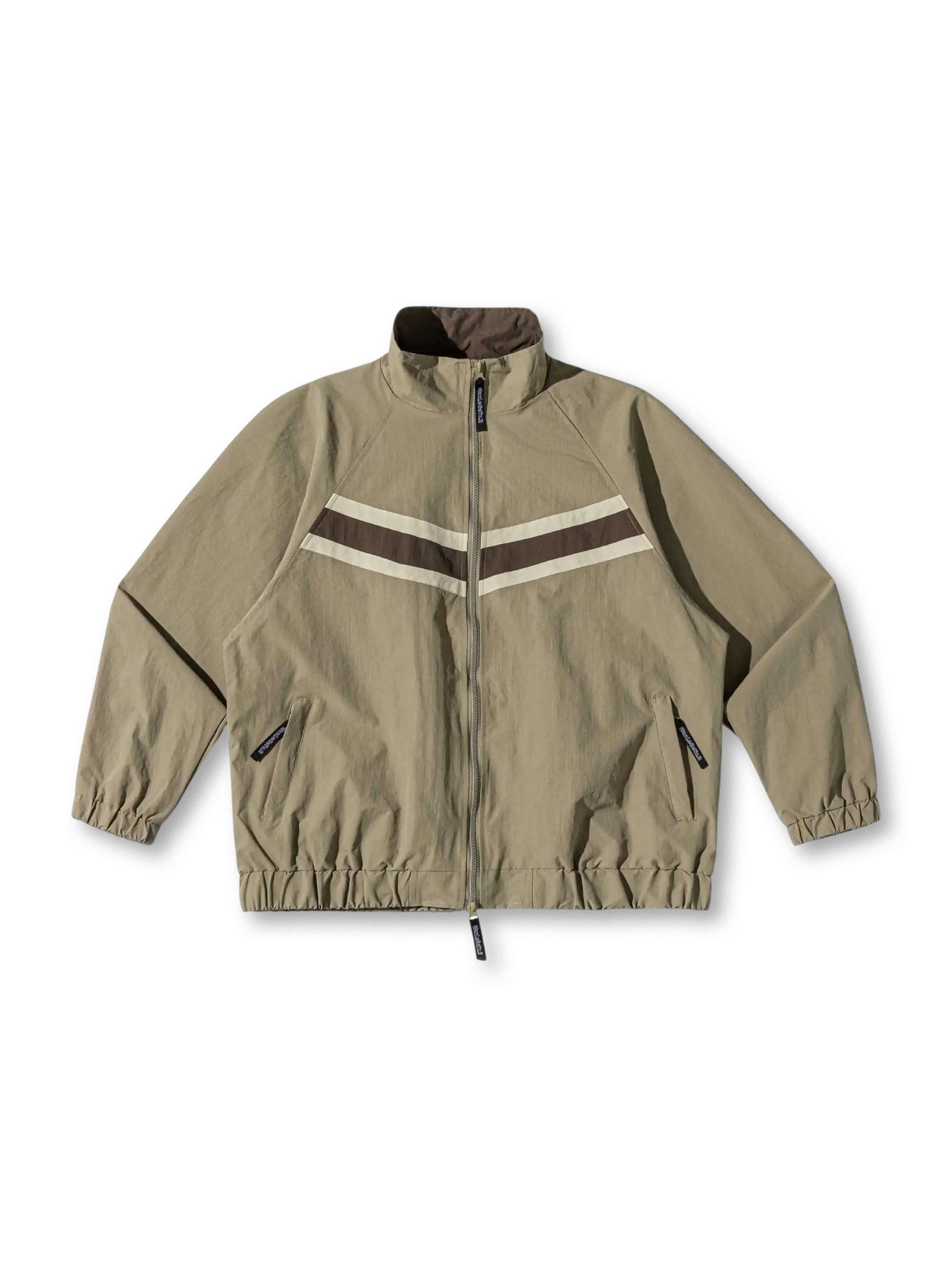 撥水コーティングと配色ラインが特徴の軽量防雨・防風ジャケット。ドローコードとファスナーポケット