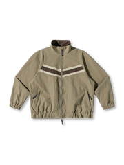 撥水コーティングと配色ラインが特徴の軽量防雨・防風ジャケット。ドローコードとファスナーポケット