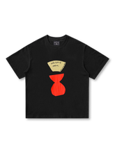 コーヒーカップモチーフのシルクスクリーンプリントが特徴の重厚コットンTシャツ