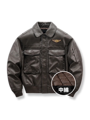 襟付きでタイトシルエットのビスコースレザーフライトジャケット。