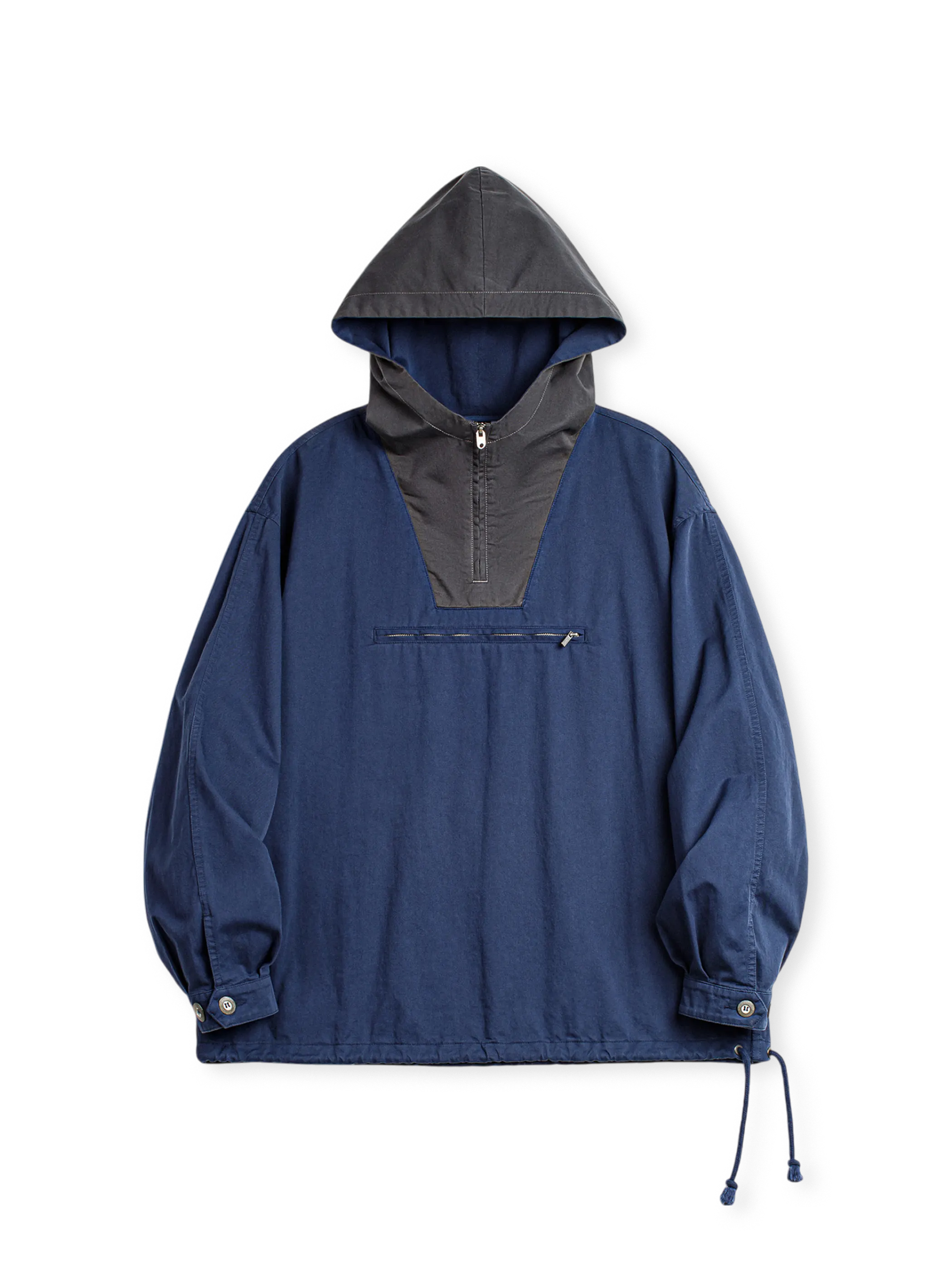 旧式軍服をモチーフにしたプルオーバーフードと台形カラーブロックが特徴のデッキジャケット。実用的なジッパーポケットや調節可能な袖口付き。