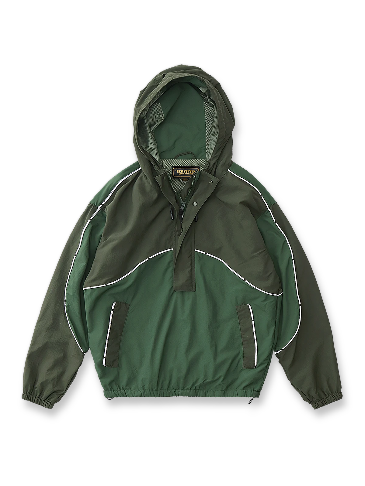 配色切り替えと反射テープが特徴のフード付きトレーニングジャケット。