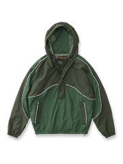 配色切り替えと反射テープが特徴のフード付きトレーニングジャケット。