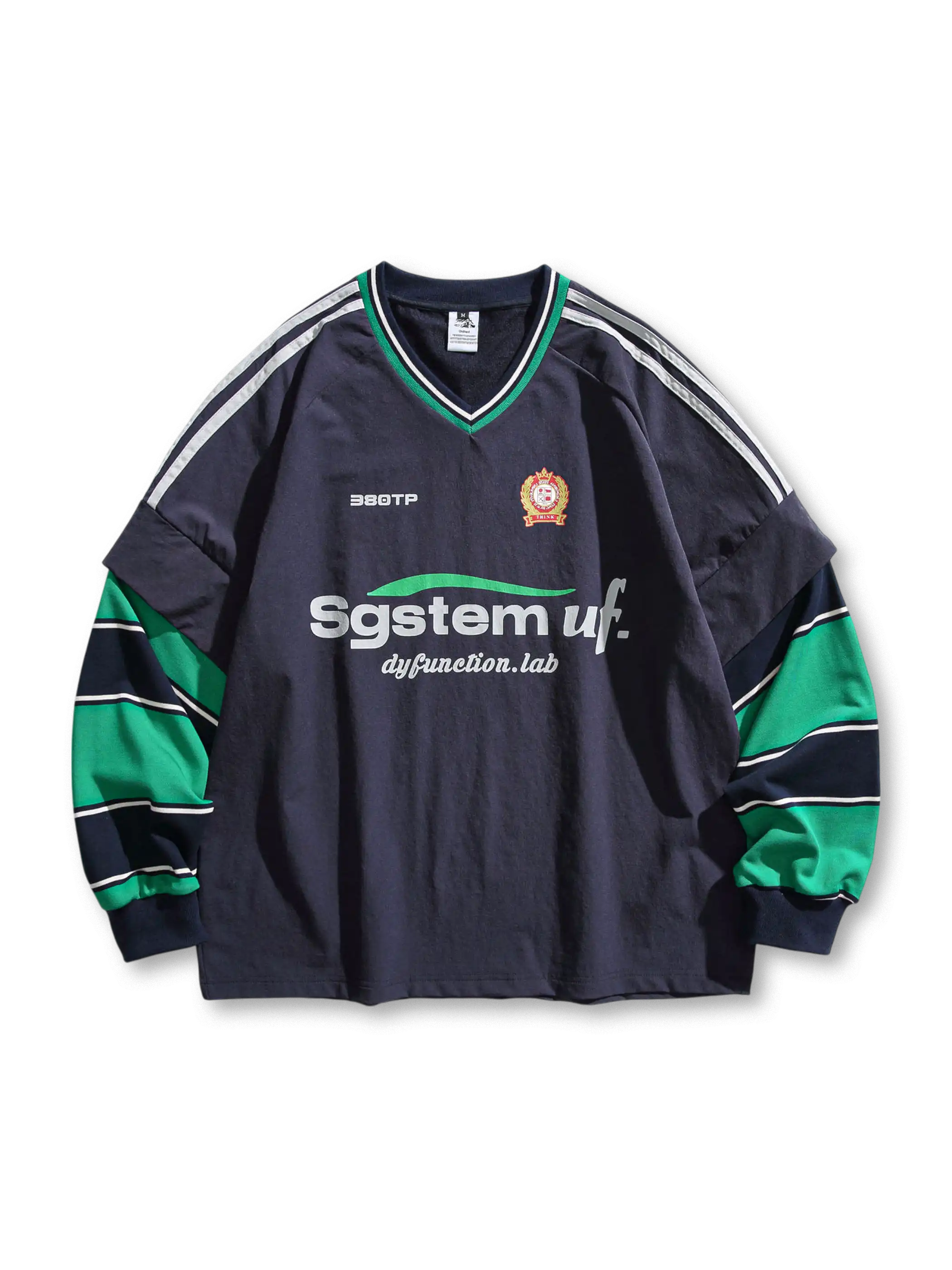 ラグラン切り替えと配色袖が特徴のフェイクレイヤードスポーツスウェット。軽量ストレッチ素材使用