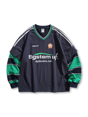 ラグラン切り替えと配色袖が特徴のフェイクレイヤードスポーツスウェット。軽量ストレッチ素材使用