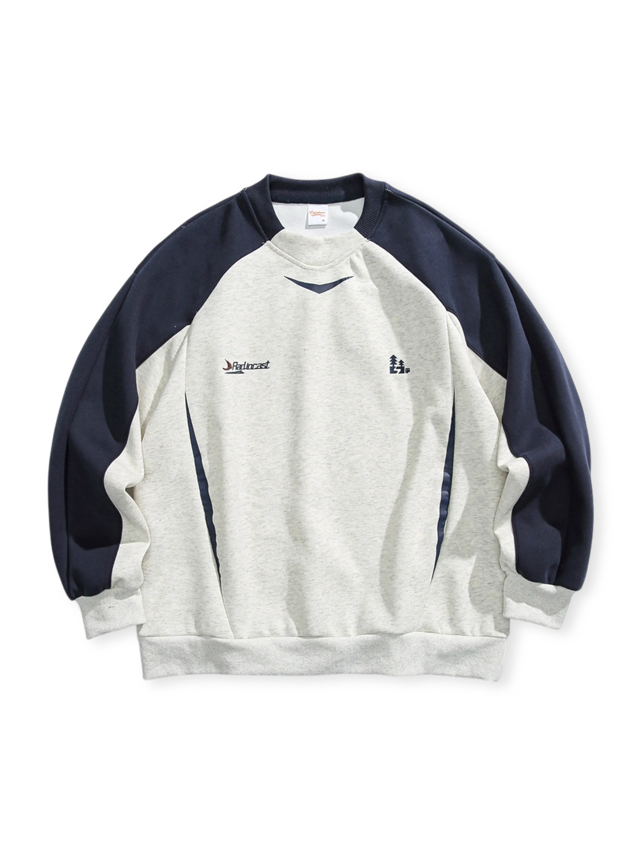 20世紀中期アメリカンワークウェア風のカラーブロックスウェット。スポーティな肩・袖デザインが特徴。