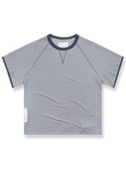 ワッフル編みと配色パイピングが特徴のショートスリーブTシャツ。