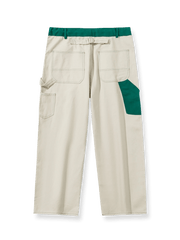 白地にウエストとサイドポケットをカラーブロックで配色し、ワイドストレートシルエットとドローコードウエストを備えたワークパンツ。