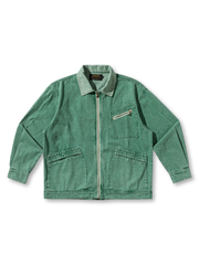 配色襟と胸ポケット、フロントジップが特徴のヴィンテージ風ワークジャケット。90%コットン・10%ポリエステル混紡で耐久性と軽さを兼ね備え、春秋シーズンに最適。ゆったりシルエットでデニムやチノパンと相性抜群。