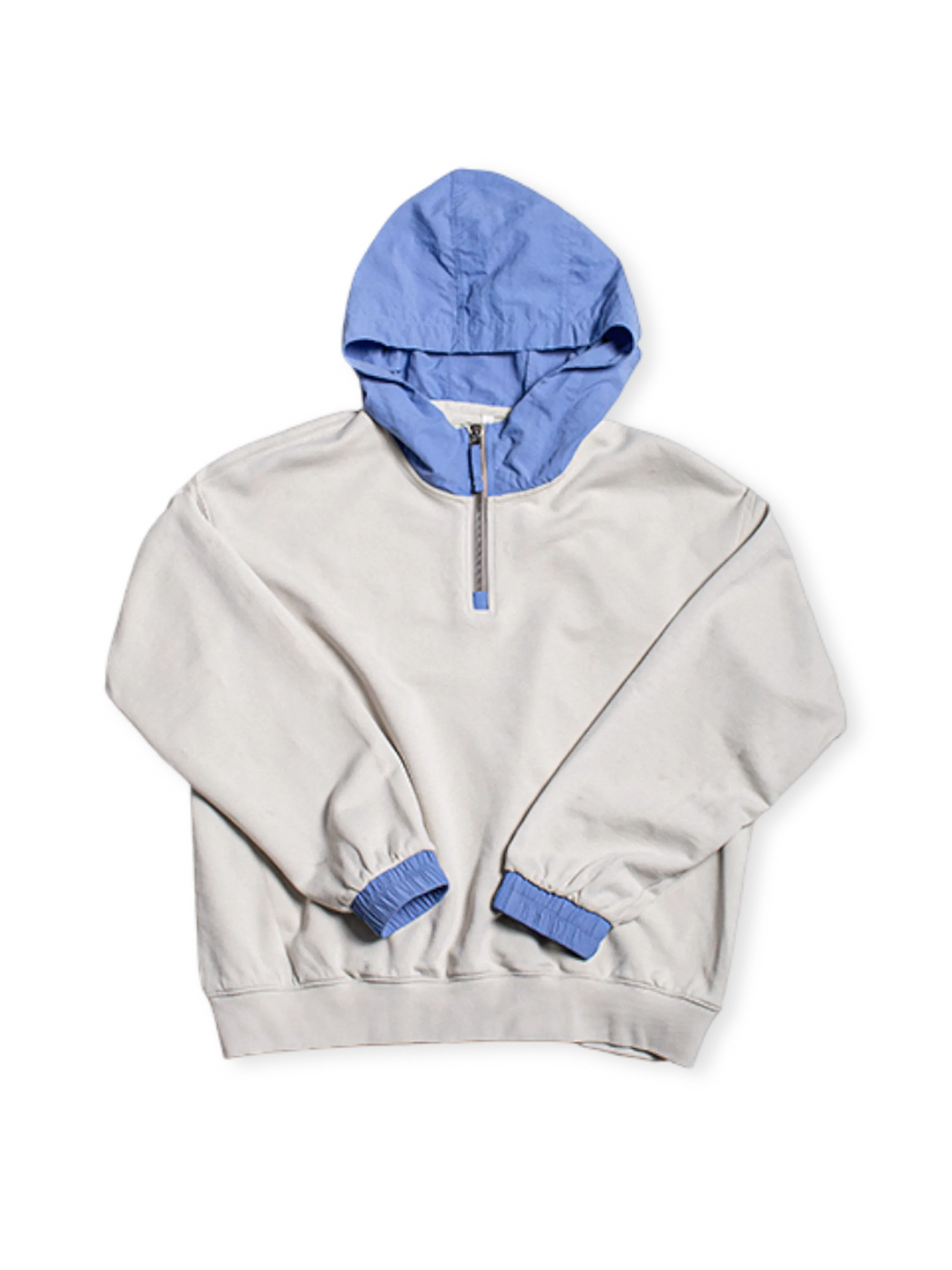 綿ループワイヤーとナイロングリッド生地のカラーコンビネーションが特徴のハーフジップパーカ。耐久性と保温性付き。