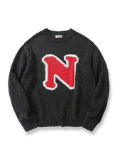 カラーネップウール混紡素材のスクール風ニットセーター。赤い「N」刺繍とリブ編みが特徴。
