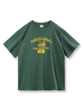 配色デザインとボクシングビーのプリントが施された半袖Tシャツ