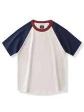 カラーブロックのラグランスリーブTシャツ。