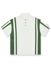 草緑色とオフホワイトのカラーブロックストライプが特徴のリラックスフィットポロシャツ
