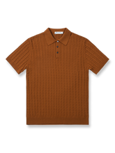 精梳綿素材のツイストパターン編みとシェルボタンが特徴のニットポロTシャツ