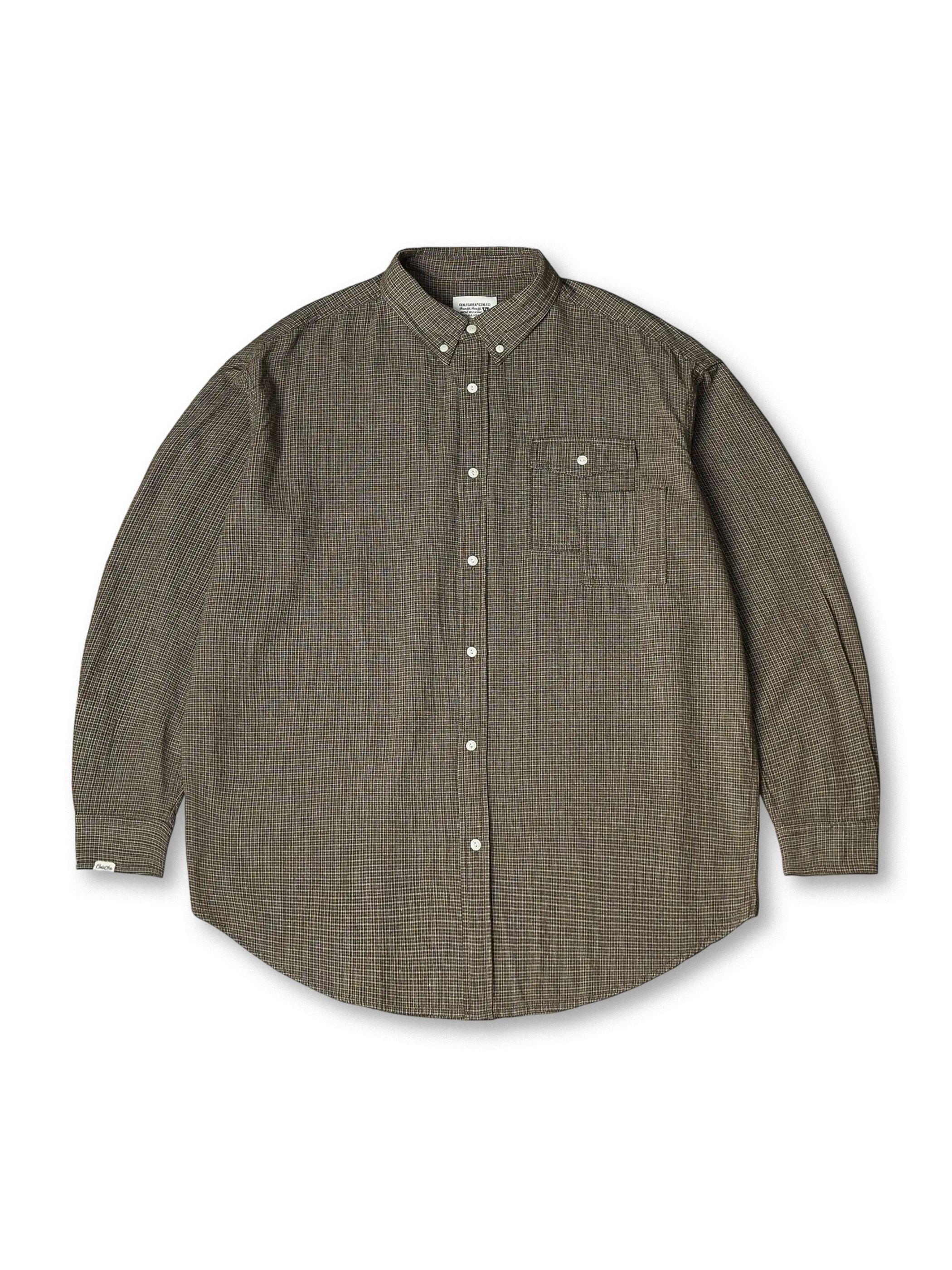 独特なパッチポケットがアクセントの100%コットンチェックシャツ。ルーズフィットで多用途に活躍する一着。