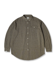 独特なパッチポケットがアクセントの100%コットンチェックシャツ。ルーズフィットで多用途に活躍する一着。