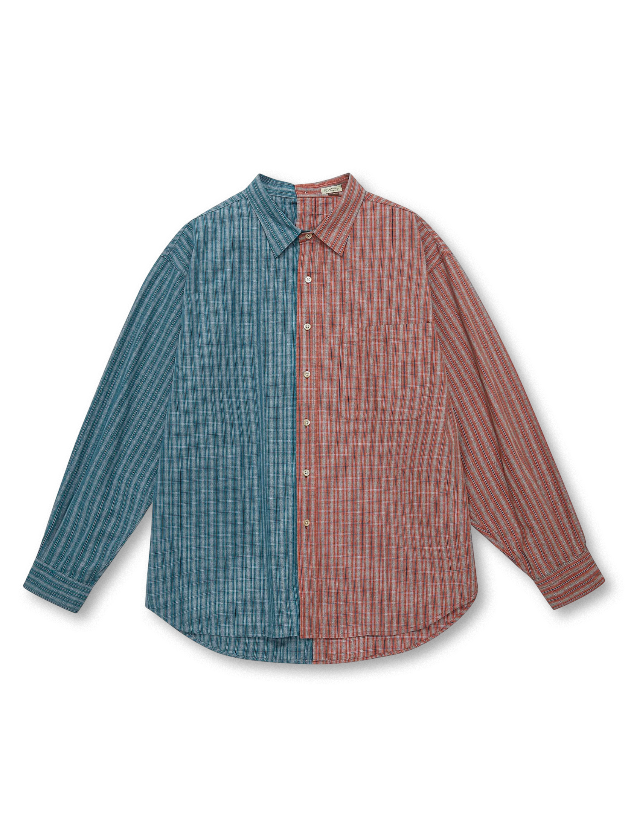 左右異なるチェック柄をパッチワーク風に組み合わせたリバーシブル仕様のヴィンテージシャツ。オープンカラーとゆったりしたボックスシルエットが特徴で、快適な着心地と多彩なコーディネートに対応。