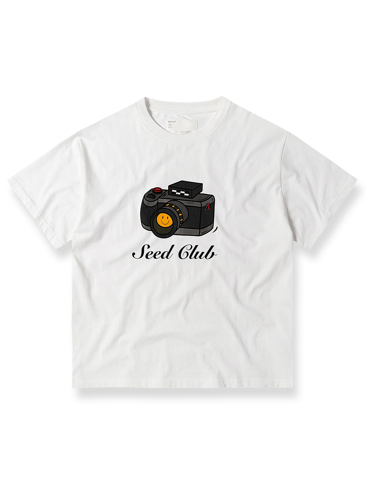 コンリホワイトカメラプリントTシャツの全体像、クラシックなカメラモチーフとルーズフィットシルエットを示す。