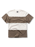 コントラストカラーブロックTシャツの全身ビュー、大胆な色切り替えを強調。