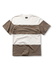 コントラストカラーブロックTシャツの全身ビュー、大胆な色切り替えを強調。