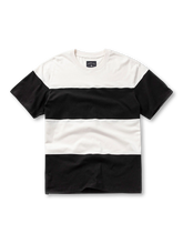 コントラストカラーブロックTシャツの全身ビュー、大胆な色切り替えを強調。