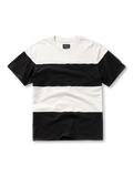 コントラストカラーブロックTシャツの全身ビュー、大胆な色切り替えを強調。