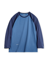 アメリカンストリートカルチャー着想のコントラストカラーとメッシュ袖パネル付き長袖Tシャツ。