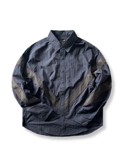 切り替えデザインと赤いラインが映える長袖カジュアルシャツ