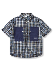 コントラストカラーのポケットが映えるタータンチェック半袖シャツ。