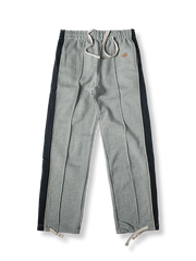 コントラストカラーのサイドパネルが特徴のヘビーウェイトスウェットパンツ。