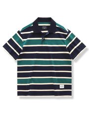 瞳猫ボタンとブランドタグをあしらったコットンシャツ。