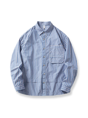 ブルーとレッドのコントラストストライプと前胸パッチポケットが特徴の長袖コットンシャツの全体像。