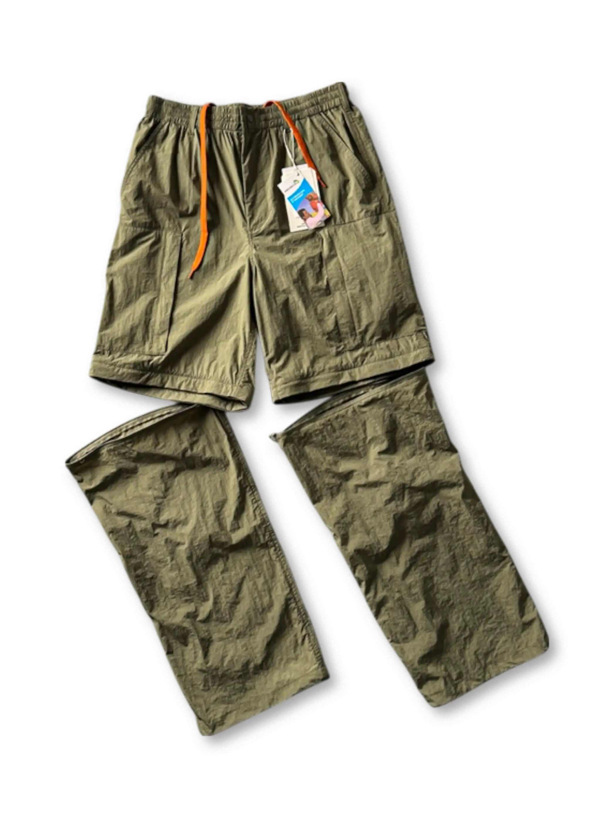 脱着式レッグパネルと大容量ポケットが特徴のコンバーチブルキャンプカーゴショーツ