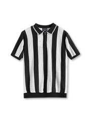 冷感レーヨンニットポロシャツの全身ビュー、アイレット編みとリブ衿ディテールを強調。