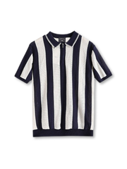 冷感レーヨンニットポロシャツの全身ビュー、アイレット編みとリブ衿ディテールを強調。