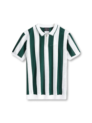 冷感レーヨンニットポロシャツの全身ビュー、アイレット編みとリブ衿ディテールを強調。