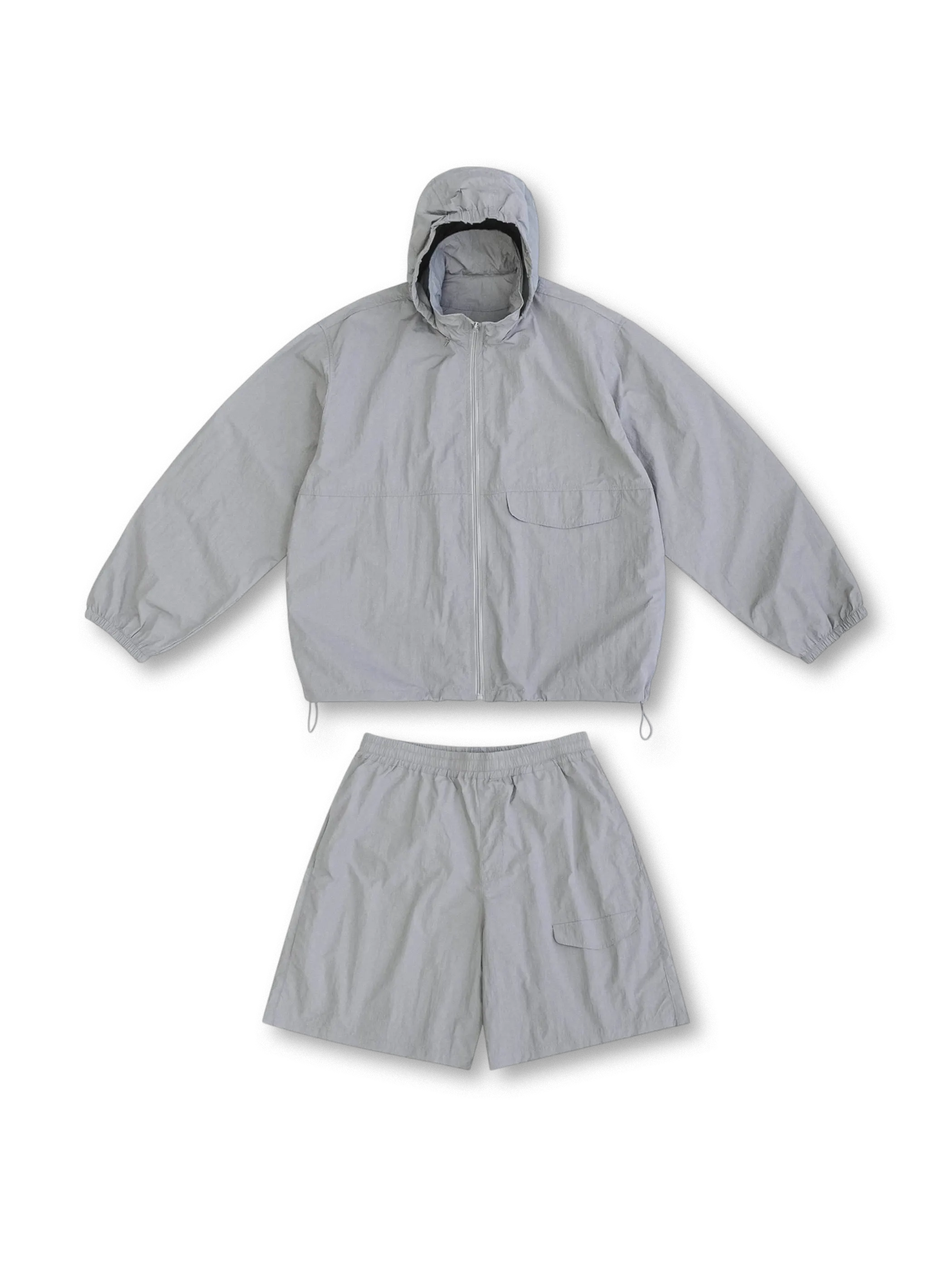 UPF50+防晒機能付きで携帯に便利なパッカブルジャケットとルーズパンツのセットアップ。涼しく快適な着心地。