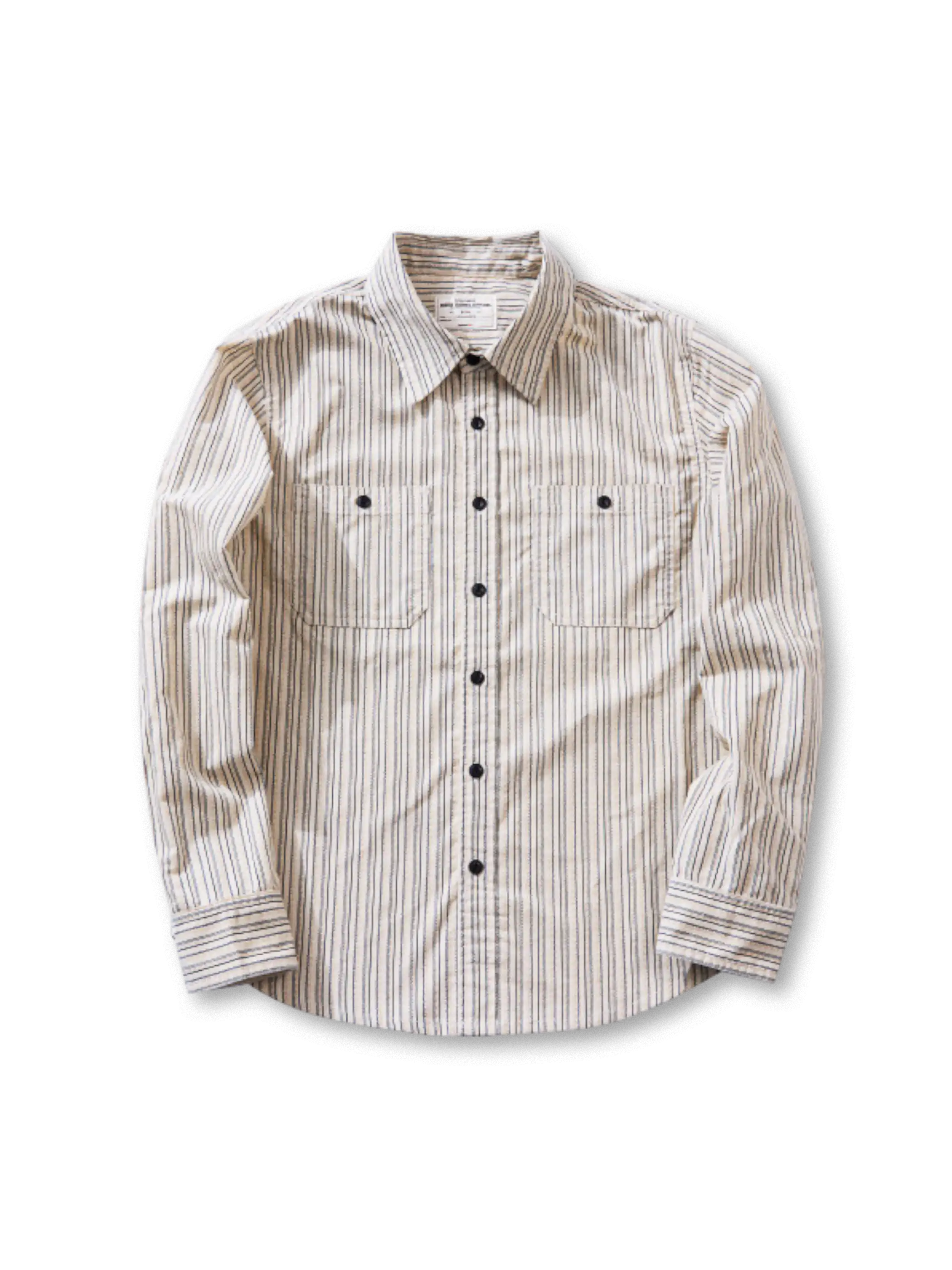 コーデュロイ風ストライプの長袖シャツ、フロントボタン、胸フラップポケット2つ、レギュラーカラー